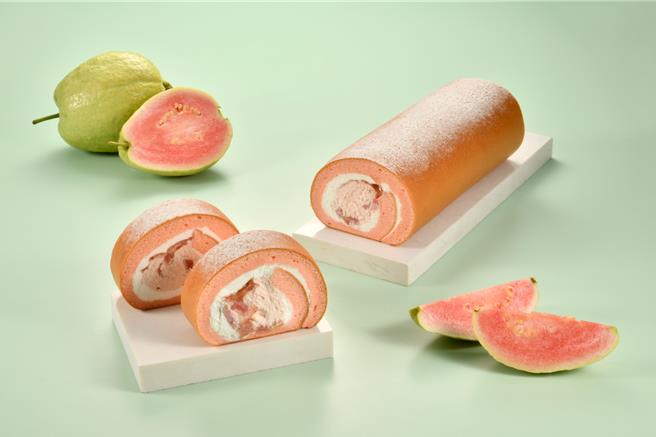 「甘芭DAY生乳卷」以红心芭乐果馅搭配北海道奶霜，蛋糕撒上酸甜梅子粉，呈现台式独有酸甜合拍滋味，18公分售价520元。（图／亚尼克）