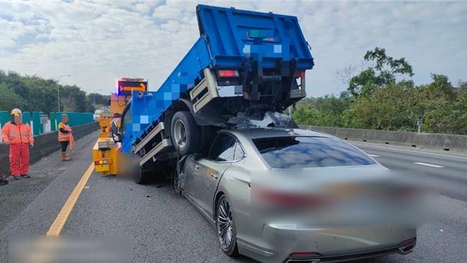 2025年1月7日苗栗縣／國道1號南向142公里銅鑼段，7日早上10時發生一起交通事故，48歲吳男駕駛自用小貨車從台北要到台中，疑因未注意車前狀況，撞擊停於內側車道正在進行除草作業55歲何男駕駛施工緩撞車後，隨後46歲李男駕駛自小客車疑因未注意車前狀況撞擊該自用小貨車而肇事。（讀者提供／呂麗甄苗栗傳真）