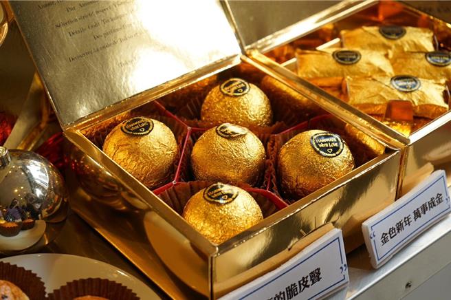 「东京巴黎甜点」以「双金迎新春」为主题，重磅推出LV级「金融家费南雪」与曾创下年销10万颗的「金莎菠萝蛋黄酥」，抢攻春节送礼商机。（图／东京巴黎甜点）