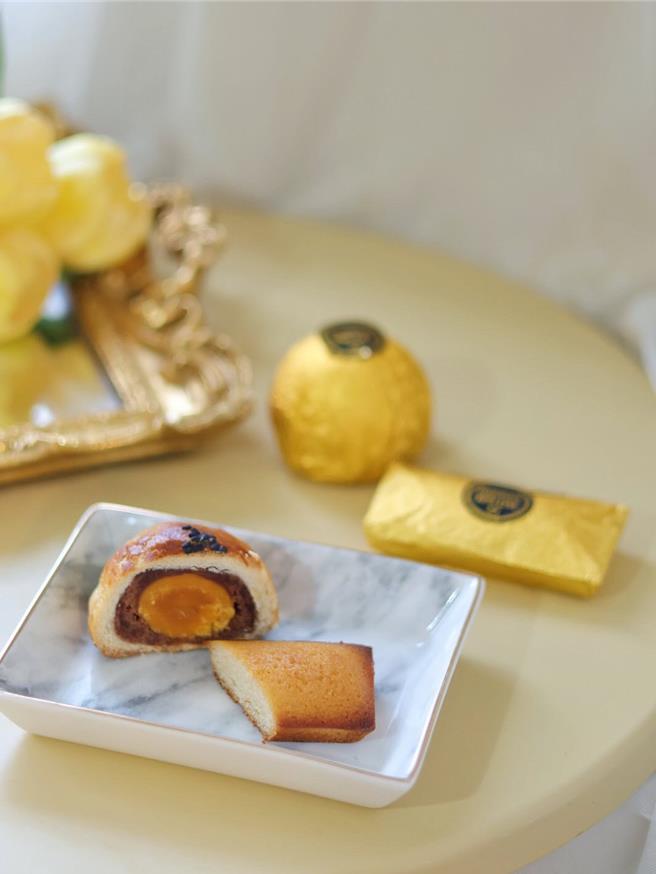 「东京巴黎甜点」新春献礼，以顶规配方制作的LV级「金融家费南雪」、含金量最高「金莎菠萝蛋黄酥」，抢攻春节送礼商机。（图／东京巴黎甜点）