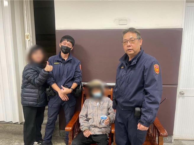 許姓老翁（右二）及時被員警尋獲，身體無恙，家屬感謝警方的幫忙。（讀者提供／張毓翎台南傳真）