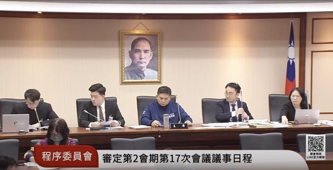 民进党团今天中午在立法院程序委员会，再挑战提案改选立法院长，最终蓝白以人数优势封杀此案，因此改选立法院长一案未排入周五议程。（摘自国会频道）