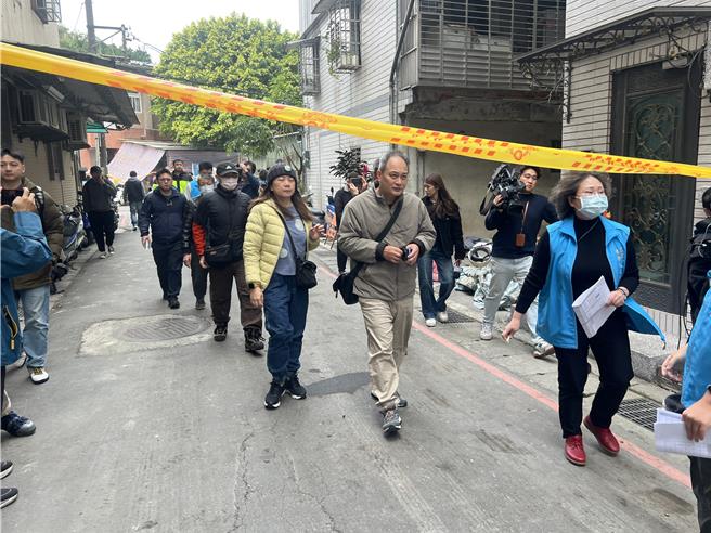 土木技師帶著民眾返回屋內查看災損情況。（呂健豪攝）