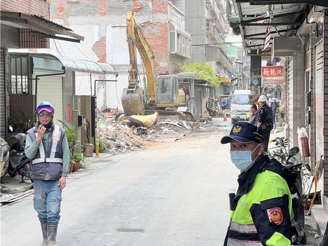 倒塌公寓拆除作業持續進行中。（呂健豪攝）