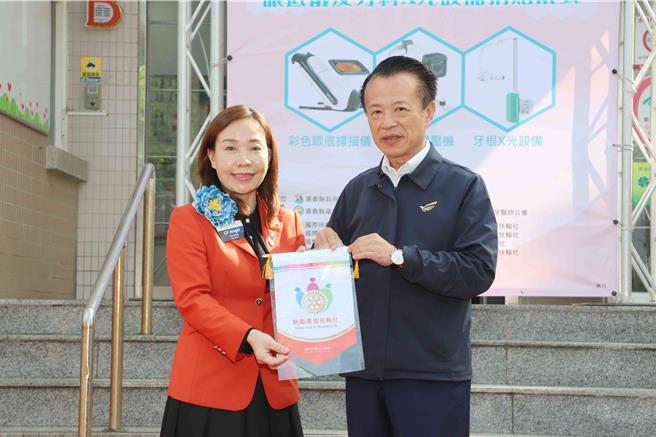 桃园俪德扶轮社创社社长徐雅菁说，各地区扶轮社共同发挥爱心捐赠东石乡卫生所眼科及牙科设备，提升诊疗的精准度。（吕妍庭摄）