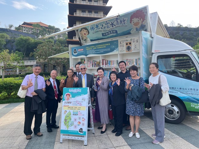 南华大学拥有佛光山文教基金会支持的「云水书坊-行动图书馆」，融入最新科技AR绘本及VR虚拟实境图书馆。(照片/南华大学提供)