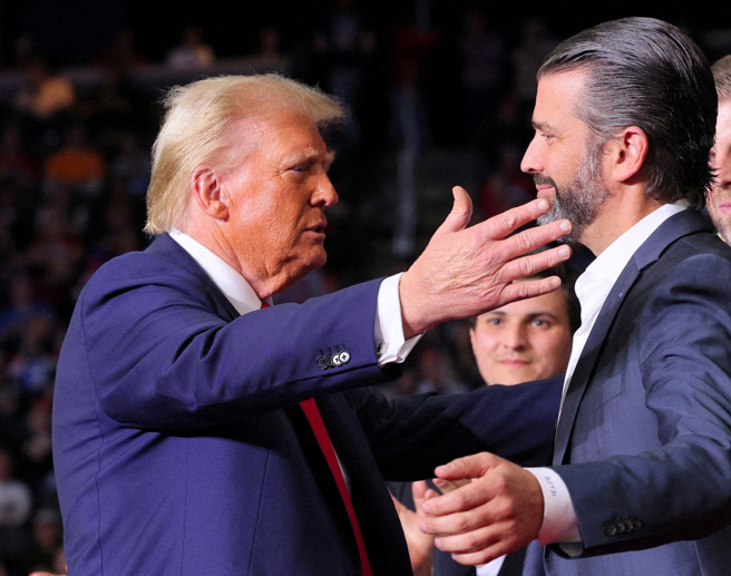 美国准总统川普准备拥抱长子小唐纳（Donald Trump Jr.）的资料照。（路透）