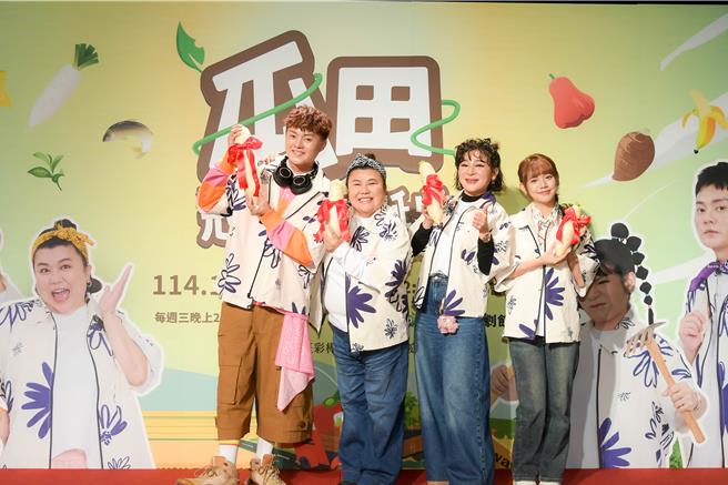 许富凯（左起）、林美秀、王彩桦、黄于庭。（三立提供）