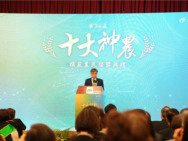 农业部长陈骏季今(7)日被问及日前《财划法》三读通过，地方经费未来较充裕，是否还是让地方继续执行班班有鲜奶，他表示「乐见各县市政府用自己的规画，用自己的财源去支持」。（黄敬文摄）