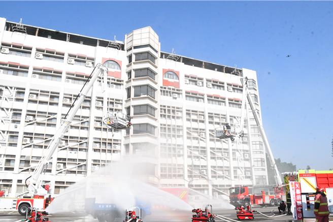 彰化县今（7）日举办「彰化县智慧消防．科技救灾」演练，救灾机器人也加入演练行列。（叶静美摄）