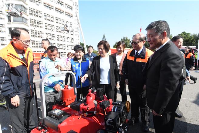 彰化县今（7）日举办「彰化县智慧消防．科技救灾」演练，县长王惠美(右三)、消防署副署长简万瑶（右一）等人视察机械人投入救灾。（叶静美摄）