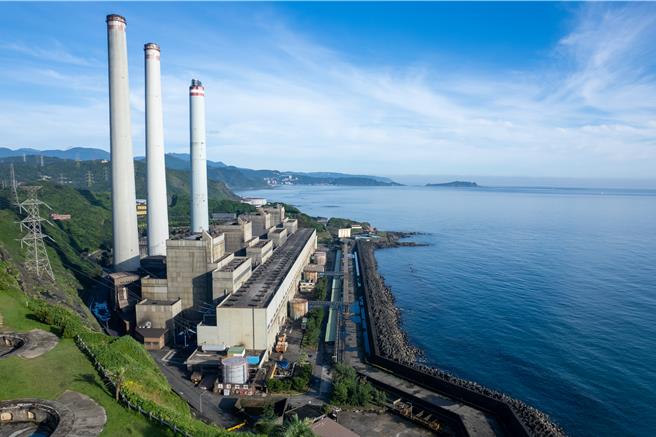 環團今(7)日前往環境部，質疑協和電廠改建每年排放硫氧化物等多達千噸以上，台電立刻駁斥幾乎量測不到數值。(台電提供)