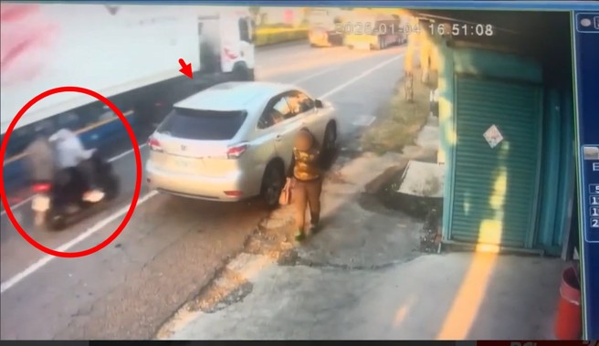 休旅車駕駛開車門，疑似沒有注意後方來車，害機車乘客撞上摔倒，險遭砂石車輾過。（翻攝爆料公社）