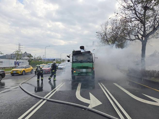 消防局获报后派员赶抵灌救。（图 / 刘咏韵翻摄）