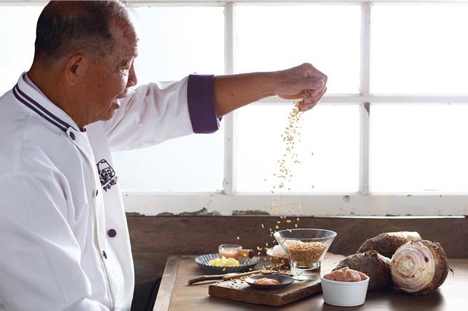 「阿聪师芋头文化馆」与在地小农配合并推展食农教育。（台中市观旅局提供）