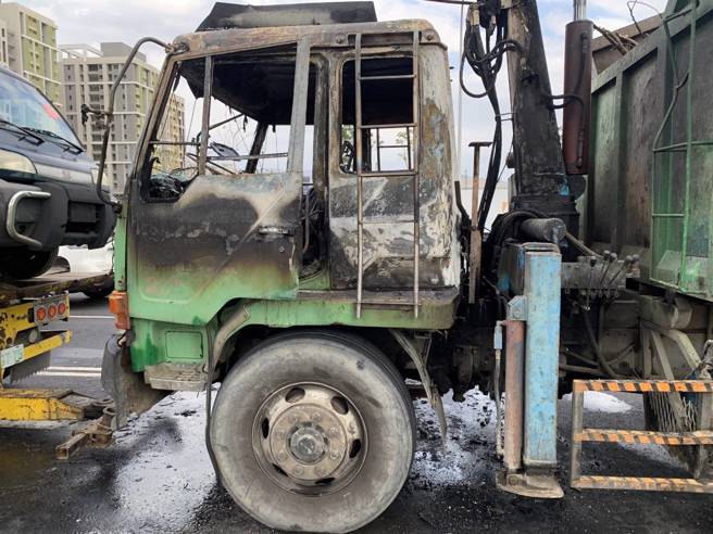 大货车烧剩骨架。（图 / 刘咏韵翻摄）