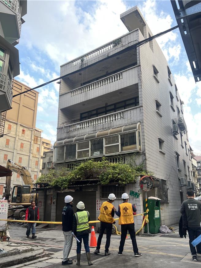 由于拆除现场出现地基不稳的情况，六张街192号的民宅出现摇晃，现场评估后立即预防性侧离右侧2栋共10户居民。（吕健豪摄）