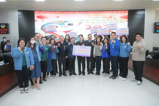 桃园市议长邱奕胜7日率议员分赴消防局和警察局春安慰劳，颁发254万元加菜金。(蔡依珍摄)