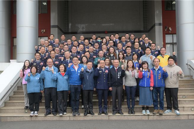 桃园市议长邱奕胜7日率议员分赴消防局和警察局春安慰劳，颁发254万元加菜金。(蔡依珍摄)