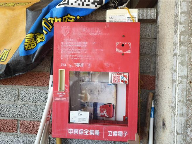 嘉义市北门联合里办公处的AED发出哔哔声有异样，市卫生局已拆卸送检修。（廖素慧摄）