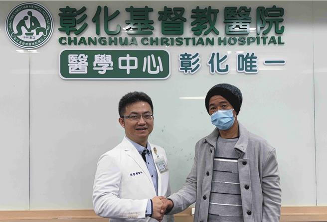 彰基医院大肠直肠外科主任张誉耀（左）表示，张先生（右）以双达文西手术治疗切除大肠、肝肿瘤，顺利清除癌。（彰基医院提供／叶静美彰化传真）