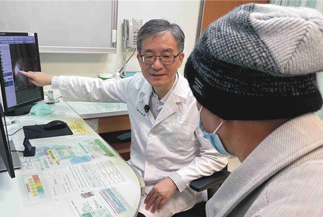 彰基医院血液肿瘤科王全正医师（左）表示，张先生经过五次化疗后，肿瘤明显缩小、甚至肝臟肿瘤几乎消失。（彰基医院提供／叶静美彰化传真）