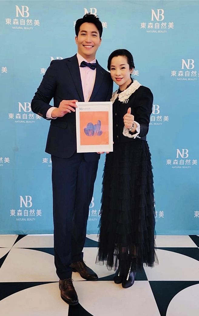 东森自然美副总罗少庭（右）讚吴翔震的「福山美致」画作充满正能量。（经纪人提供）