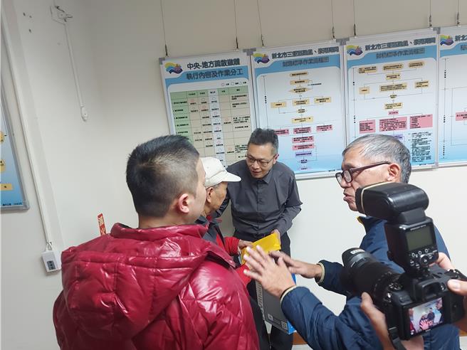 莘圣建设总经理赵建勋7日出席协调会，会后现场发放慰问金。（张铠乙摄）