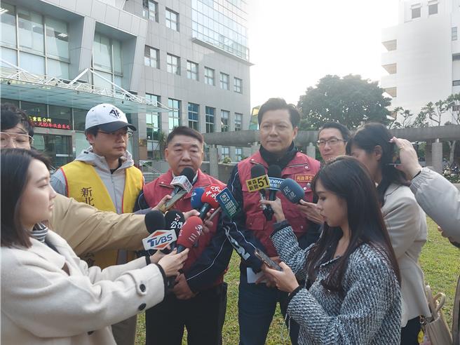 新北市副市长朱惕之会后受访。（张铠乙摄）