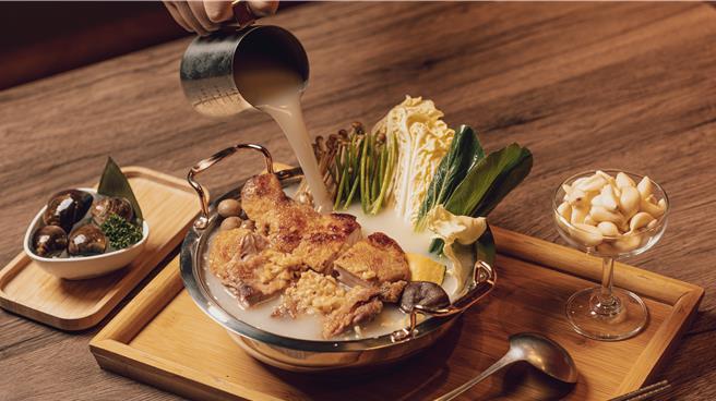 以拉麵为灵感设计的「浓厚蒜味鸡白汤」，套餐搭配台湾在地食材「蒜香嫩煎红玉鸡」、「炙烧究好松阪猪」主菜，套餐价649元。（图／乐崎火锅）
