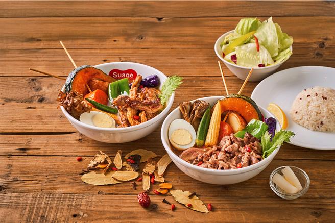 北海道汤咖哩「Suage」以药进补结合汤咖哩为概念，带来全新的「鸡松阪药膳汤咖哩」(左)与「羊肉药膳汤咖哩」2道药膳系汤咖哩迎接冬季。（图／慕里诺国际餐饮集团）