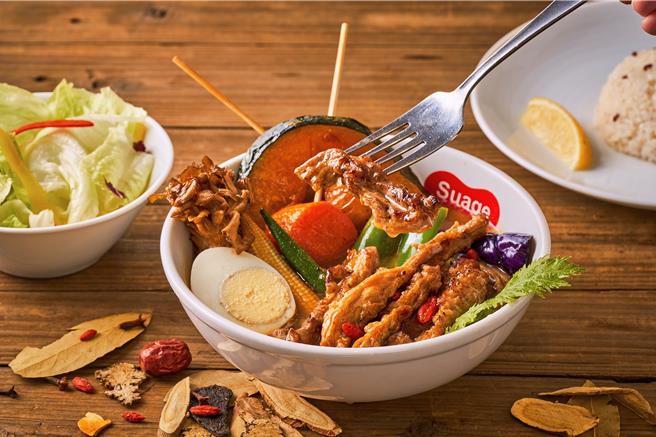 「鸡松阪药膳汤咖哩」将鸡颈肉简单腌制麻油呈现，吃起来口感柔嫩，略带酒香，汤头以枸杞增添自然香甜风味，喝起来不腻不燥，售价400元。（图／慕里诺国际餐饮集团）