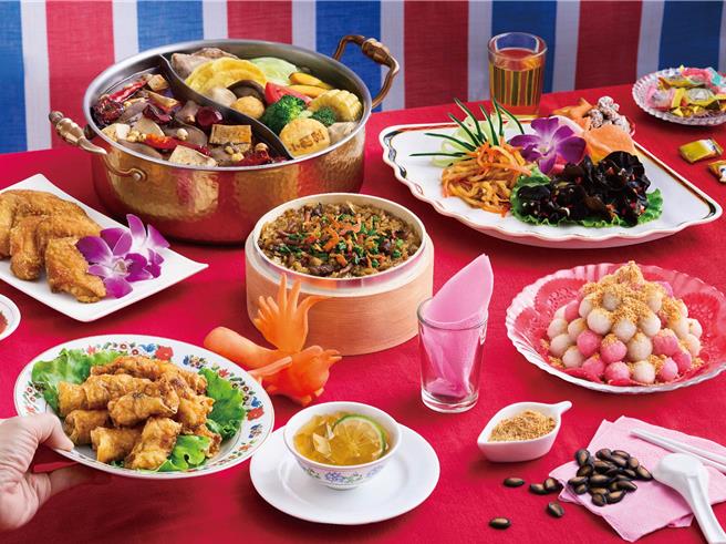 「小福利麻辣锅」以办桌为主题，将台味十足的炸汤圆「花好月圆」、「樱花虾米糕」及「虎皮虾卷」，结合麻辣火锅，满足冬季味蕾。（图／飨宾餐旅集团）