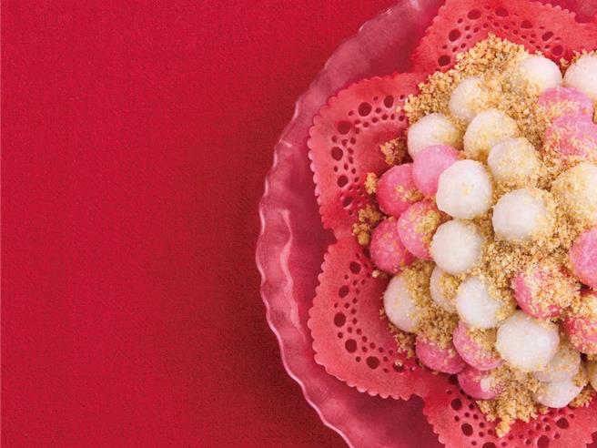 「小福利麻辣锅」冬季新菜「花好月圆」，酥炸红白小汤圆愈吃愈唰嘴，呷甜甜过好年。（图／飨宾餐旅集团）