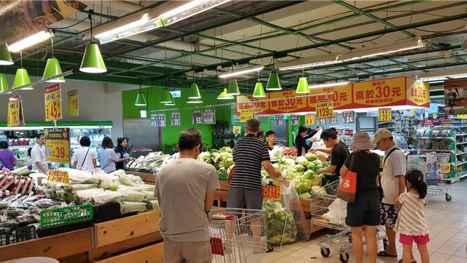 蔬菜漲幅大，主計總處公告，12月CPI年增2.1％，連2個月破通膨警戒。(資料照／洪凱音台北傳真)