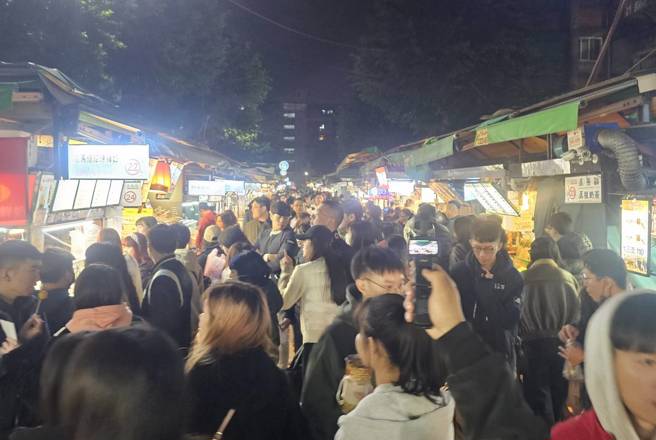 实境节目开播后，北市南机场夜市人潮多到爆。（记者游定刚拍摄）