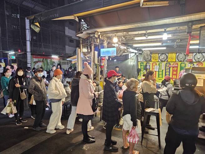 人气米糕店晚餐时段大排长龙。（记者游定刚拍摄）