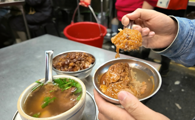 人气摊滷肉饭、米糕、排骨酥汤是热门品项。（记者王绍羽拍摄）