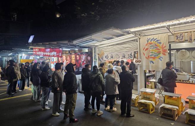 超夯烤鱼店民眾凭号码牌取餐。（记者游定刚拍摄）