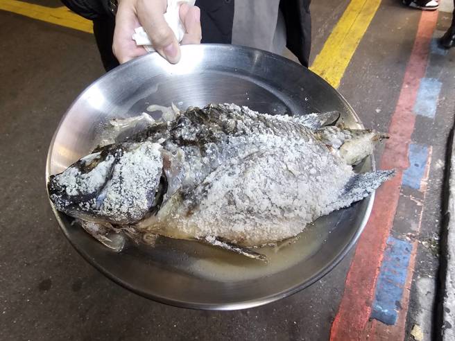 人气烤鱼下单后要等2小时才能取餐。（记者游定刚拍摄）