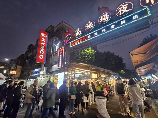 南机场夜市近日爆红，业者赚饱饱、居民好崩溃。（记者游定刚拍摄）