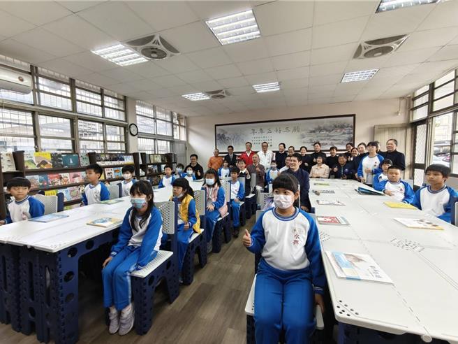 彰化县永靖乡永兴国小获顶新和德文教基金会协助，设置静思阅读书轩，帮助孩子找回阅读兴趣。（顶新和德文教基金会提供／叶静美彰化传真）