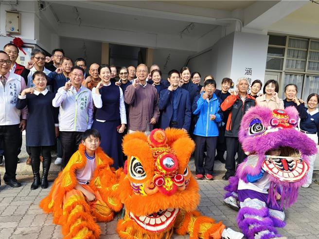 彰化县永靖乡永兴国小获顶新和德文教基金会协助，设置静思阅读书轩，帮助孩子找回阅读兴趣。（顶新和德文教基金会提供／叶静美彰化传真）