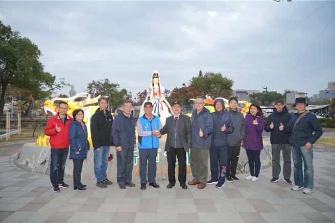 金湖镇务顾问龚秦裕（左六）捐赠观音形象祈福花灯，今日傍晚与镇长陈文顾（左五）及各课室主管共同启动开灯仪式。（图／金湖镇公所）