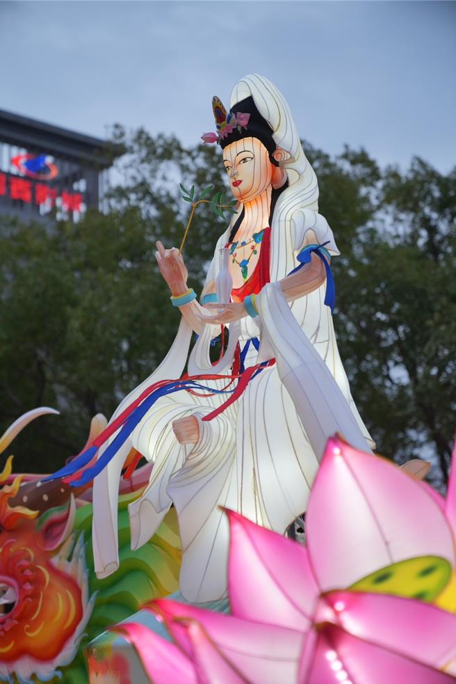 观音形象祈福花灯设置于金湖镇新市公园，亮灯时间为每天晚上6点至10点，欢迎民眾前来欣赏与拍照。（图／金湖镇公所）