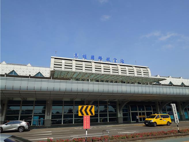 高雄市卫生局公布日前新增今年首例屈公症境外移入个案，为3日一名印尼籍船员自印尼入境高雄机场，于机场因发烧拦截就医，随后确诊为屈公症，即时阻绝幸未进入社区。小港机场示意图。（任义宇摄）