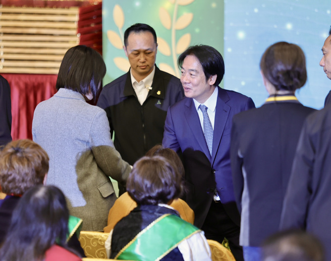 赖清德总统（中）7日出席「第34届全国十大神农及模范农民表扬典礼」，讚许农民对社会的贡献，强调农业是产业发展的真正基础。（陈信翰摄）