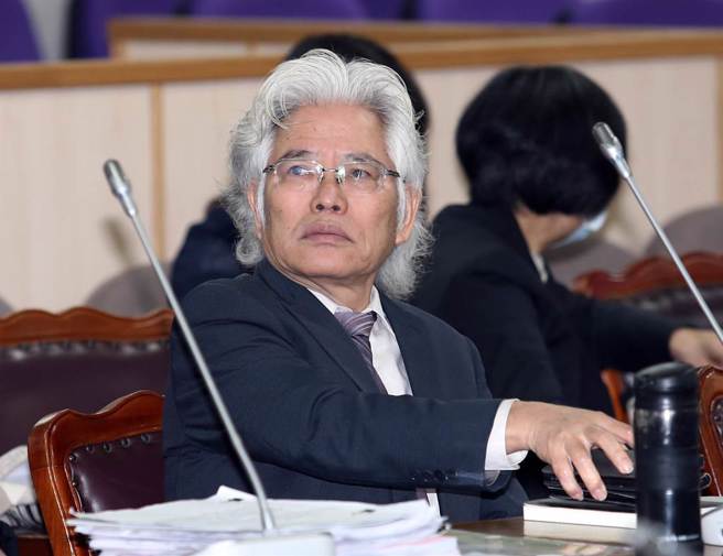 铨叙部长施能杰反对警察人事条例，称退警钱比次长多，文官会无法接受，独厚警察到难以想像，引爆基层员警炸锅。(图／资料照)