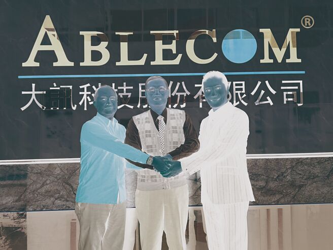 永虹先進與美超微體系台廠大訊科技簽訂MOU。左起為洋忠公司負責人李吉忠、大訊科技副總唐忠勇，及永虹先進董事長吳家幸。圖／永虹先進提供