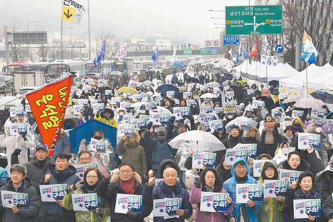 抗议者6日在韩国首尔总统官邸附近举行集会，要求逮捕被弹劾的韩国总统尹锡悦。（美联社）